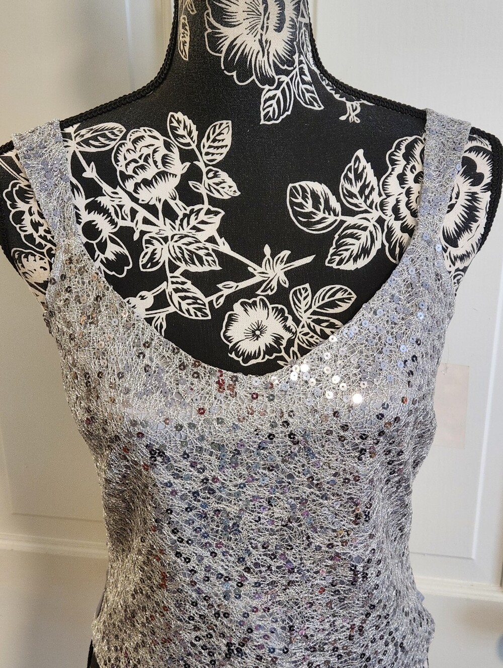 🆕️ 💎HTF Tahari Luxe💎 - Silver Sequin Scoop-Neck Tank Top - Picture 8 of 14